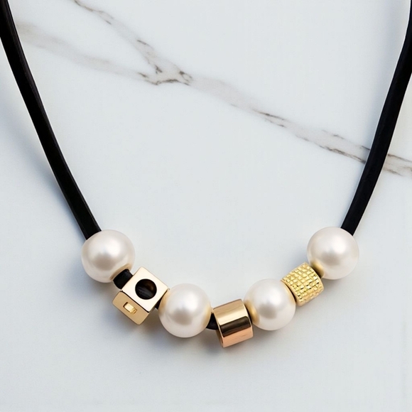 🆕️Modern Chic Pearl And Gold Bead Necklace On Leather Cord + Bonus Earrings - Picture 13 of 13